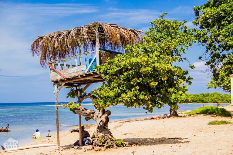 Beach in Playa, Havana | Pictures from Havana | FinnsAway Travel Blog