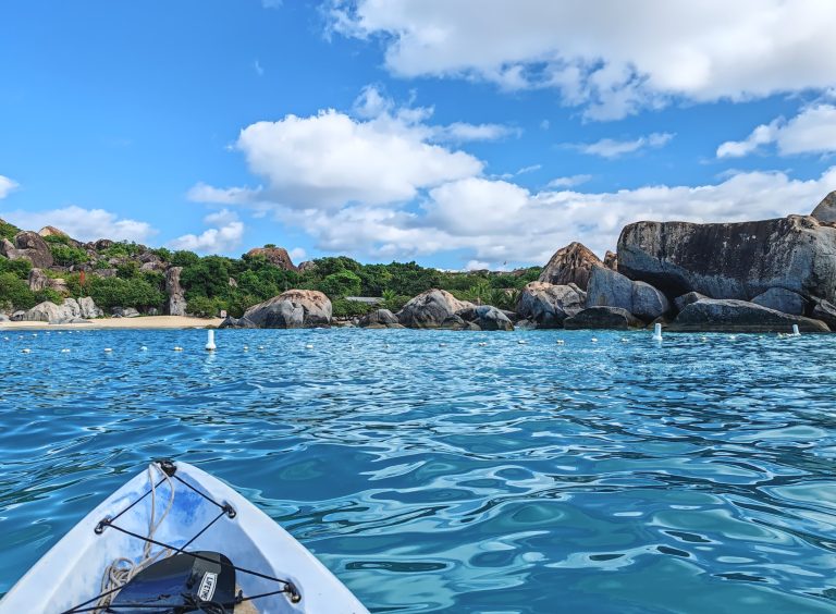 Kajakoimassa The Bathseilla | Upeiden rantojen Virgin Gorda Brittiläisillä Neitsytsaarilla | Elämää Nomadina blogi