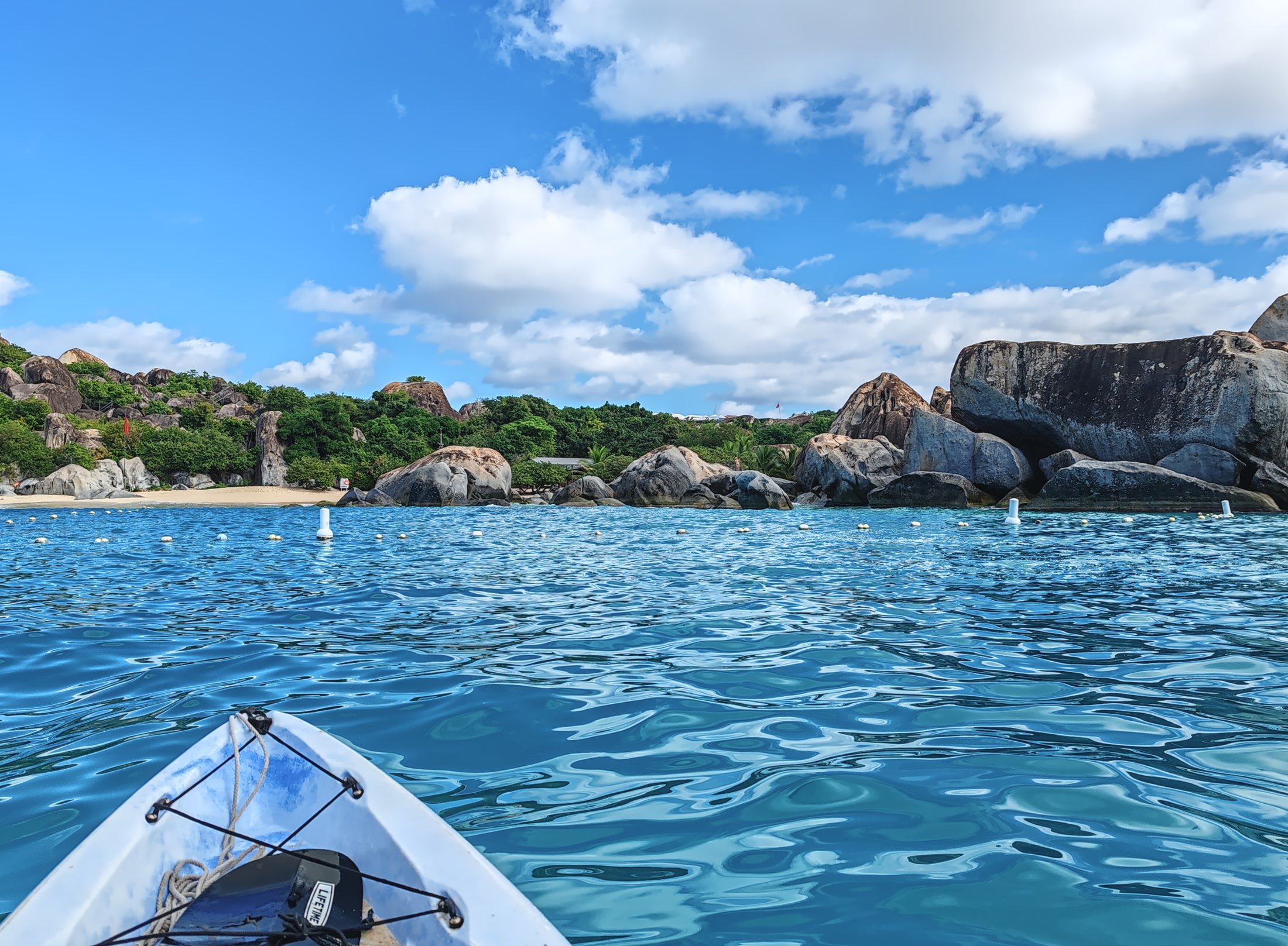 Kajakoimassa The Bathseilla | Upeiden rantojen Virgin Gorda Brittiläisillä Neitsytsaarilla | Elämää Nomadina blogi
