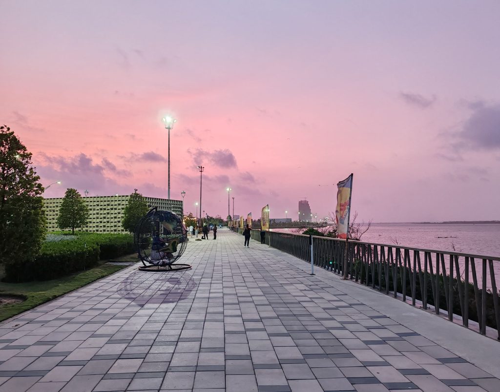 Sunset on Avenida del Rio promenade in Barranquilla | Colombia | Elämää Nomadina blog