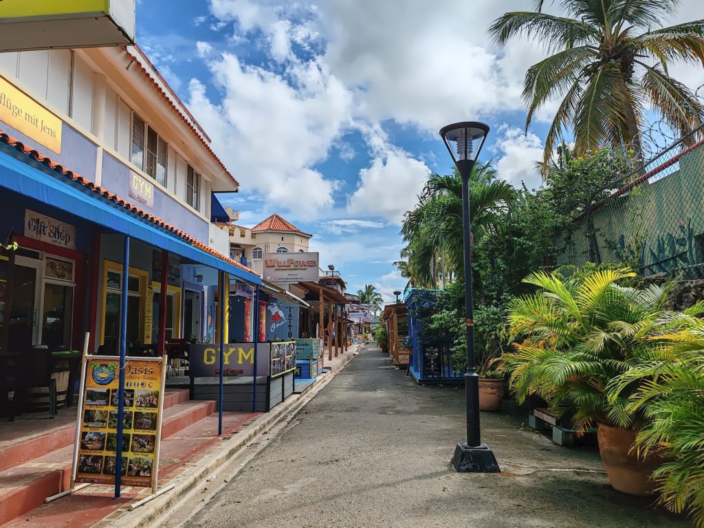 Walking Street, Dominicus | Dominican Republic | Elämää Nomadina