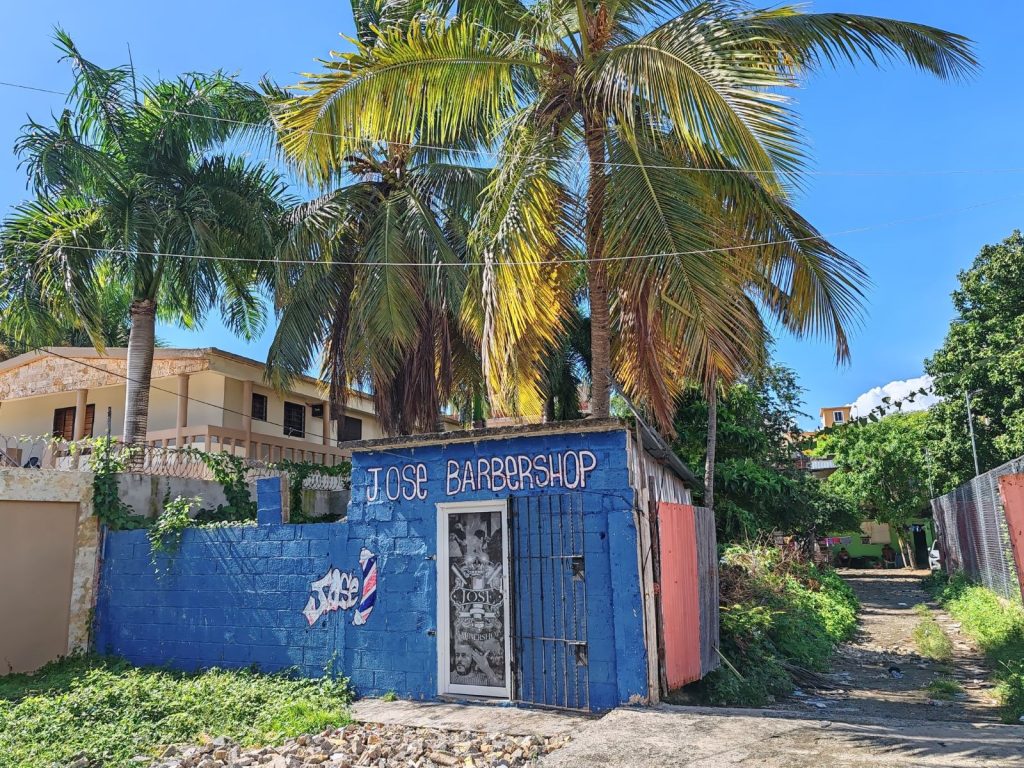 Barber under a palm tree in Boca Chica | Dominican Republic; Boca Chica and Samaná Peninsula | Elámää Nomadina blog