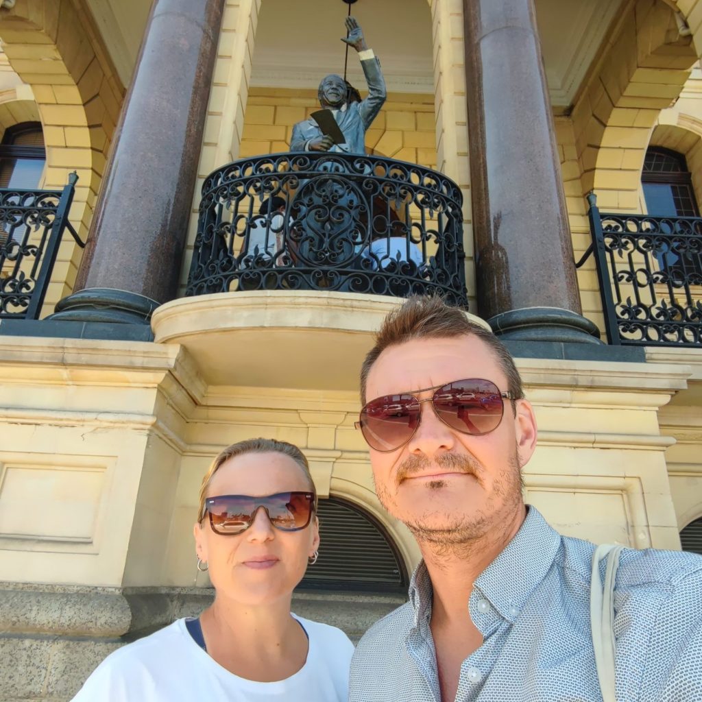 Posing with the Nelson Mandela statue | Cape Town is South Africa's most beautiful city destination | Elämää Nomadina blog
