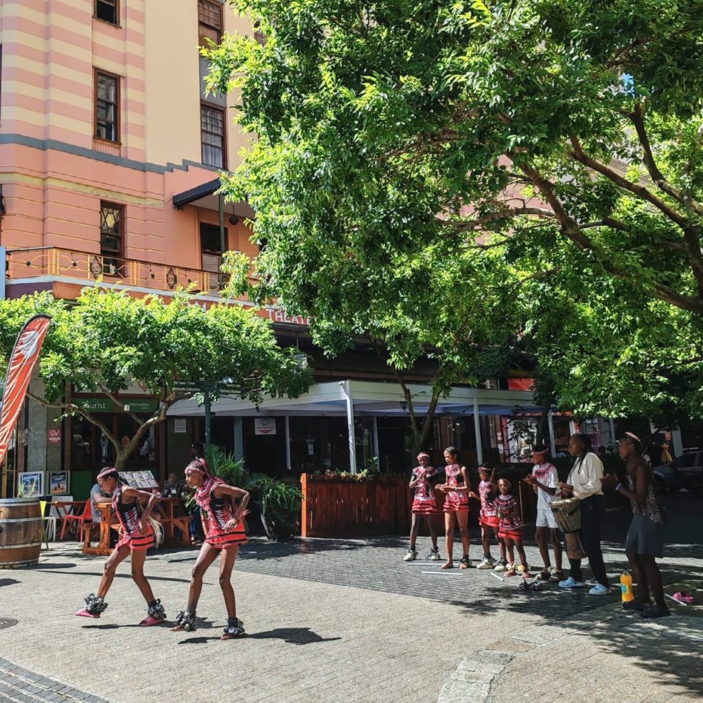 Dance performance at Greenmarket Square | Cape Town is South Africa's most beautiful city destination | Elämää Nomadina blog