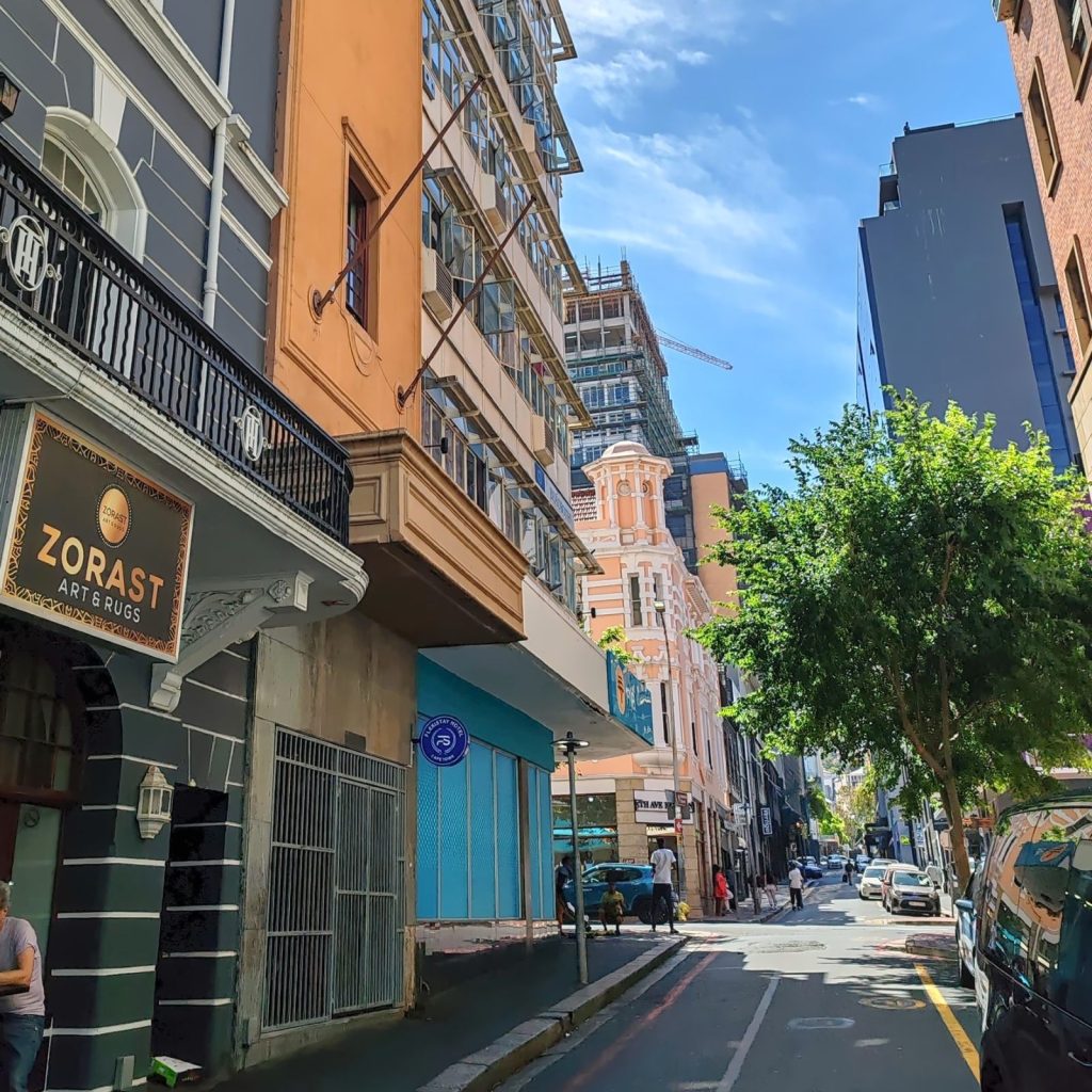 Street scene in the City Bowl area | Cape Town is South Africa's most beautiful city destination | Elämää Nomadina blog