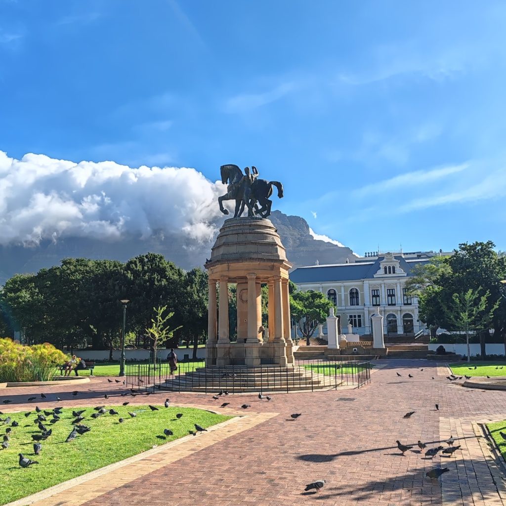 Statue in Company's Garden park | Cape Town is South Africa's most beautiful city destination | Elämää Nomadina blog
