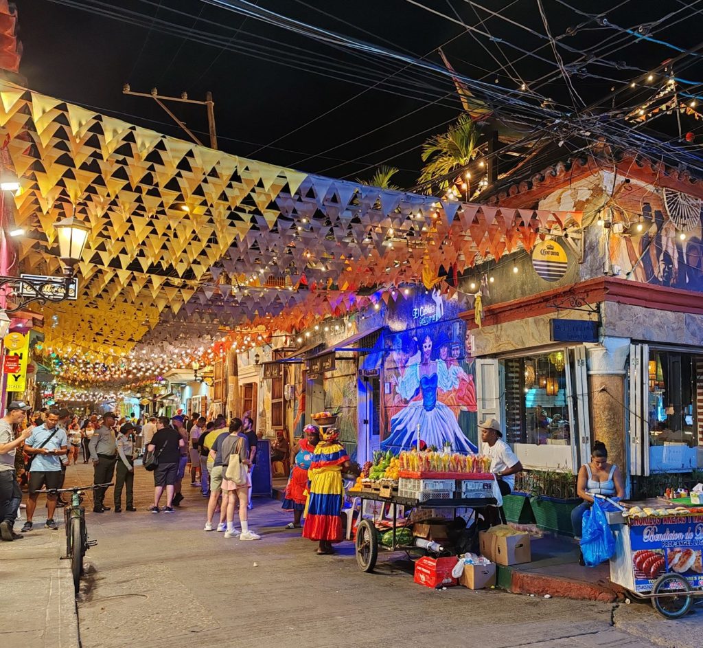 Street scene in Cartagena's historic center | Colombia | Elämää Nomadina blog