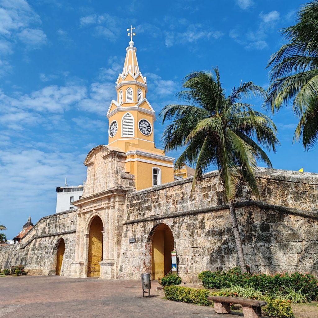 Monumento Torre del Reloj and Puerta Balamaseda city gate, Cartagena | Colombia | Elämää Nomadina blog