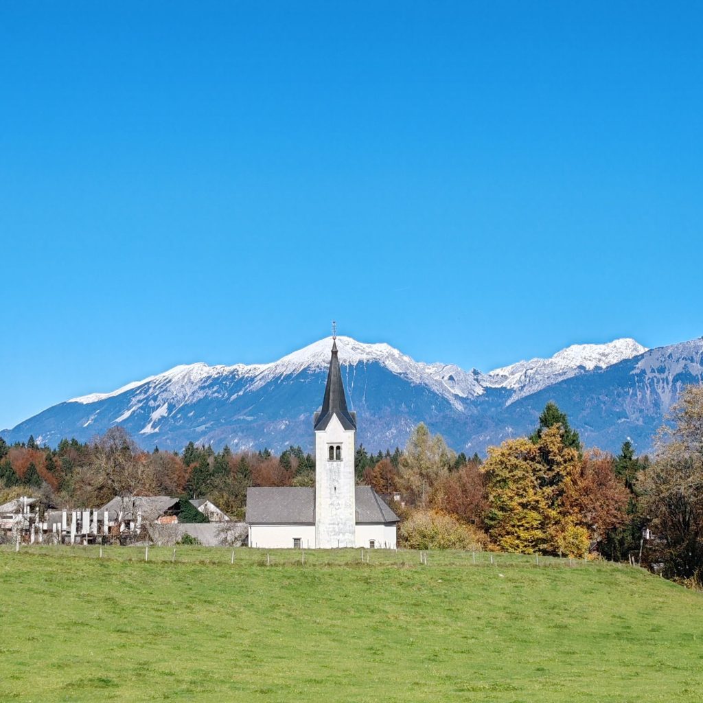 Kirkko vuoristokylässä Sloveniassa | Elämää Nomadina vuosikooste 2025