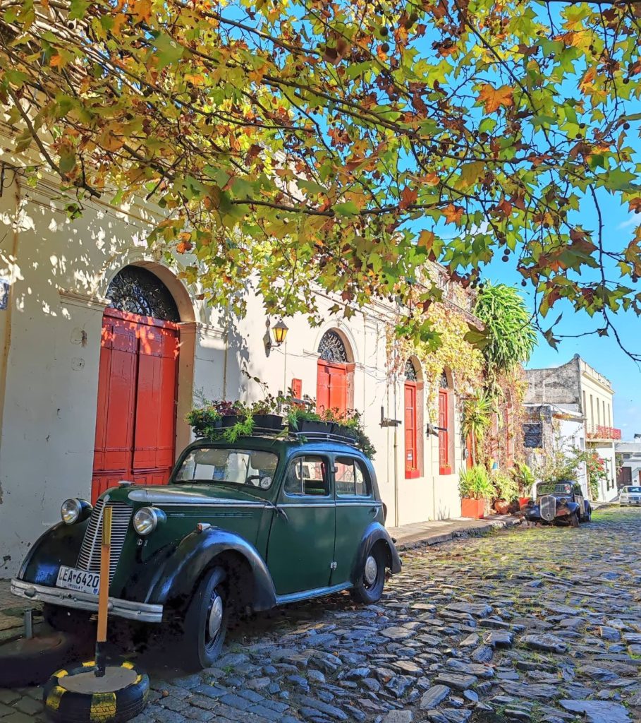 Katumaisema ja vanhoja autoja | Colonia del Sacramento | Uruguay | Elämää Nomadina blogi