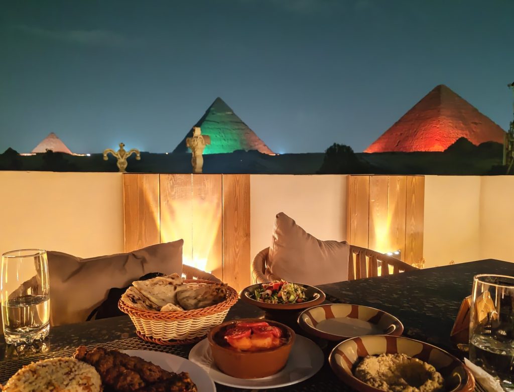 Valoshow Gizan pyramideilla | Giza ja Kairo, Egypti | Elämää Nomadina