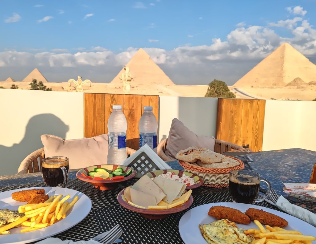 Aamupala pyramidinäköalalla | Giza ja Kairo, Egypti | Elämää Nomadina