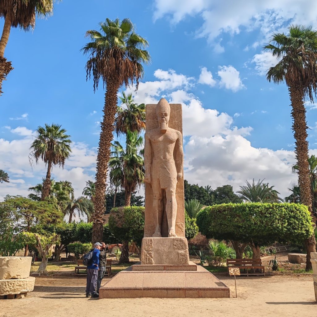 Ramses II:n patsas Memphisin ulkoilmamuseossa | Giza ja Kairo, Egypti | Elämää Nomadina