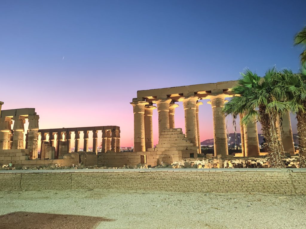 Luxorin temppelin pylväitä auringonlaskussa | Luxor, Egypti | Elämää Nomadina