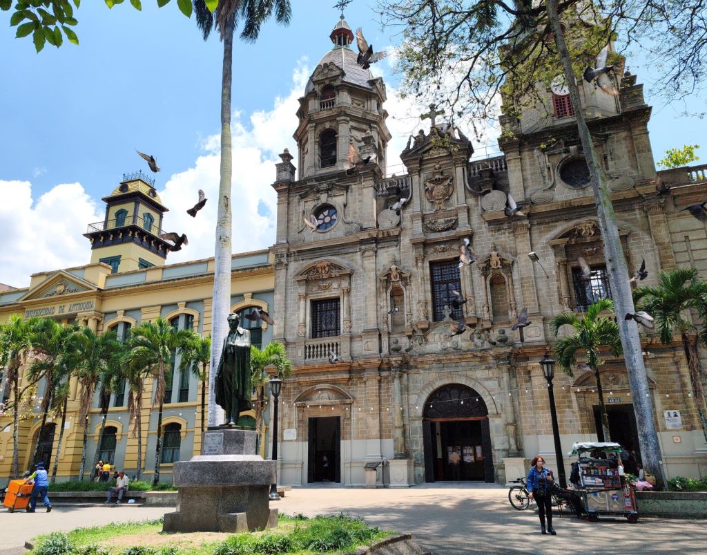 Iglesia de San Ignacio church, Medellín | Colombia | Elämää Nomadina blog