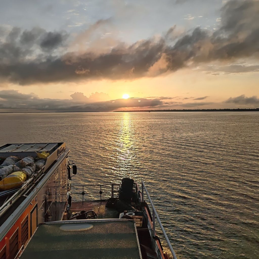 Auringonnousu Amazonilla | Brasilia | Amazon jokilaivalla Manaus - Santarem - Belem | Elämää Nomadina