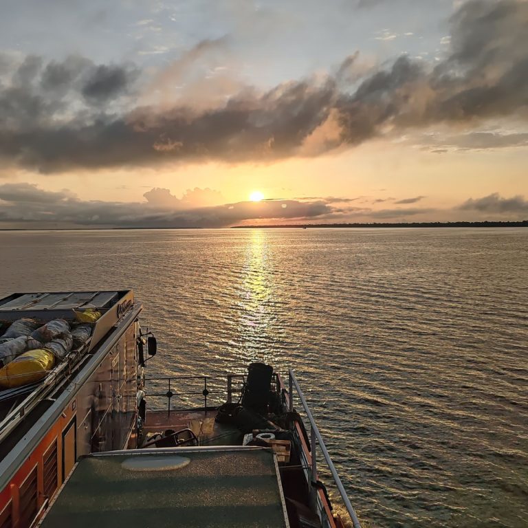 Auringonnousu Amazonilla | Brasilia | Amazon jokilaivalla Manaus - Santarem - Belem | Elämää Nomadina