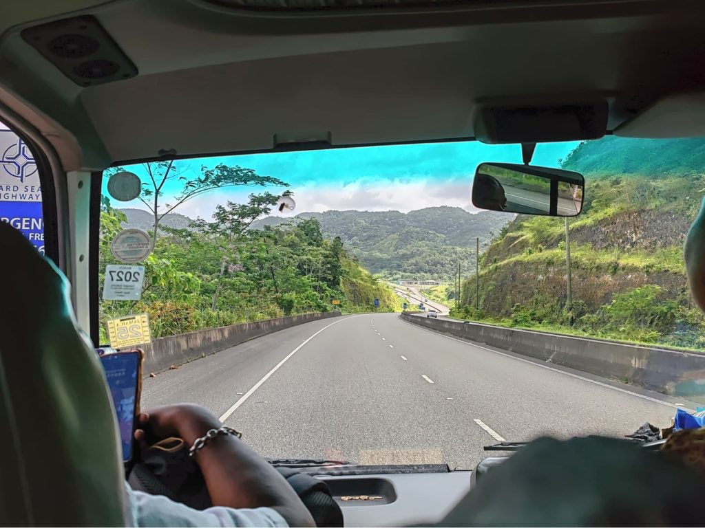 On the way from Falmouth to Kingston | Backpacking in Jamaica | Elämää Nomadina blog