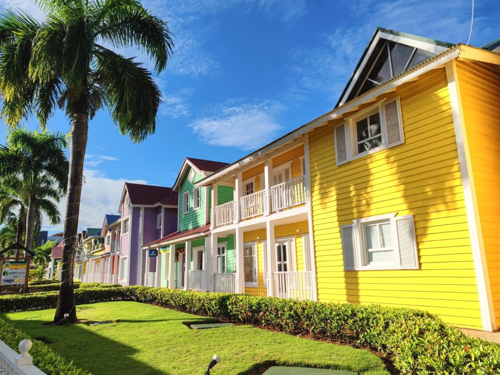 Colorful buildings in Samaná | Dominican Republic; Boca Chica and Samaná Peninsula | Elámää Nomadina blog