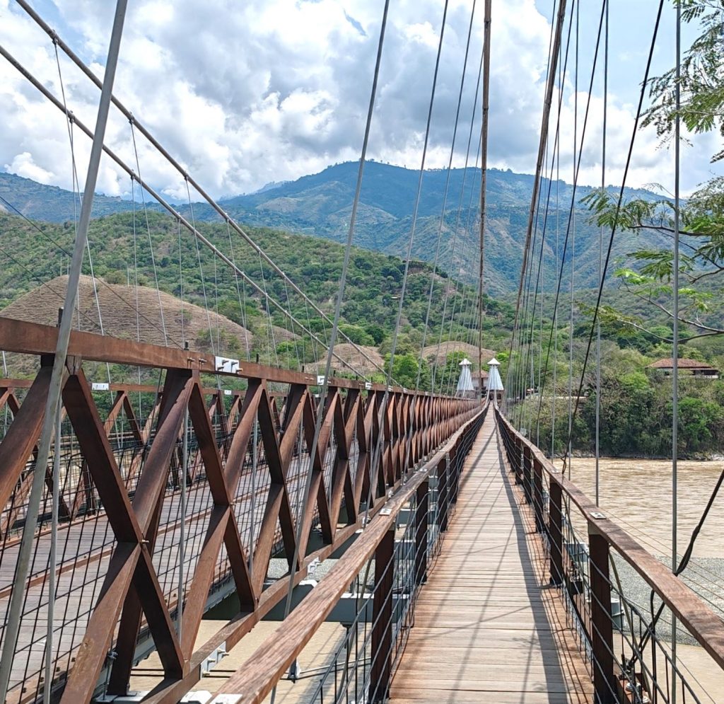 Puente Colgante De Occidente suspension bridge, Santa Fe de Antioquia | Colombia | Elämää Nomadina blog