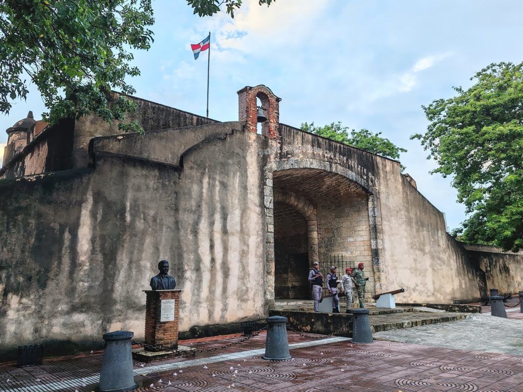 Puerta del Conde | Santo Domingon hurmaava Ciudad Cononial | Elämää Nomadina blogi