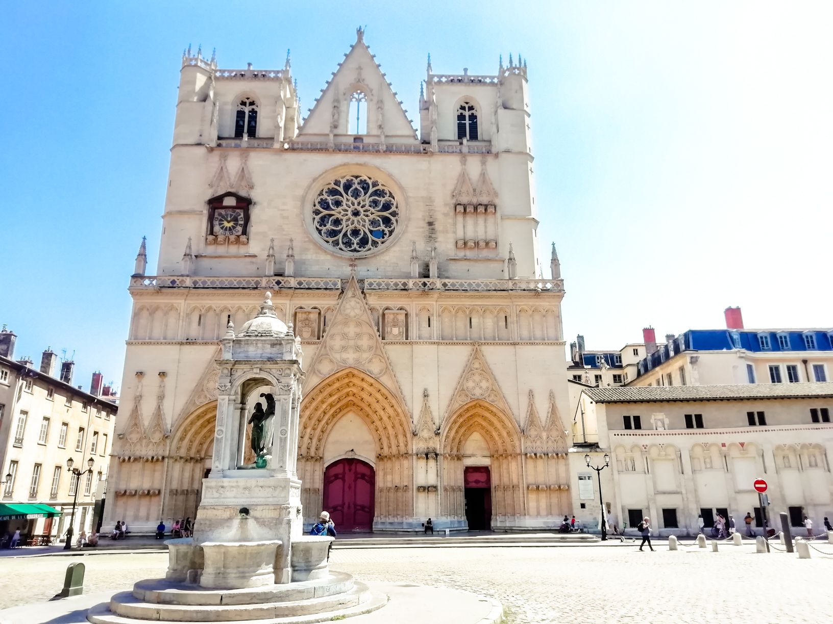 Lyon Cathedral | Short travel guide to Lyon, France | FinnsAway Travel Blog
