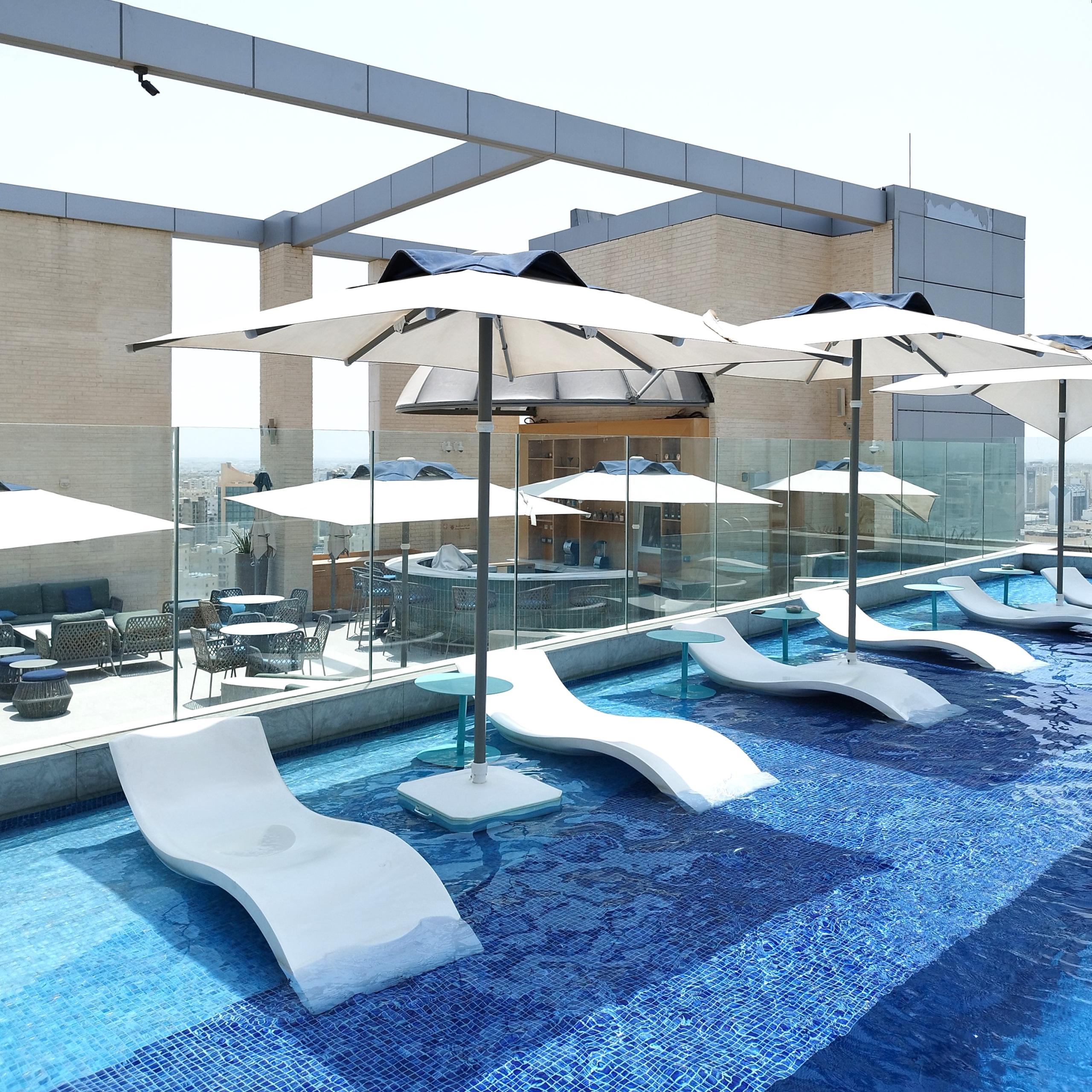 Rooftop pool in Doha | To East Africa via a stopover in Doha, Qatar | FinnsAway nomadic life