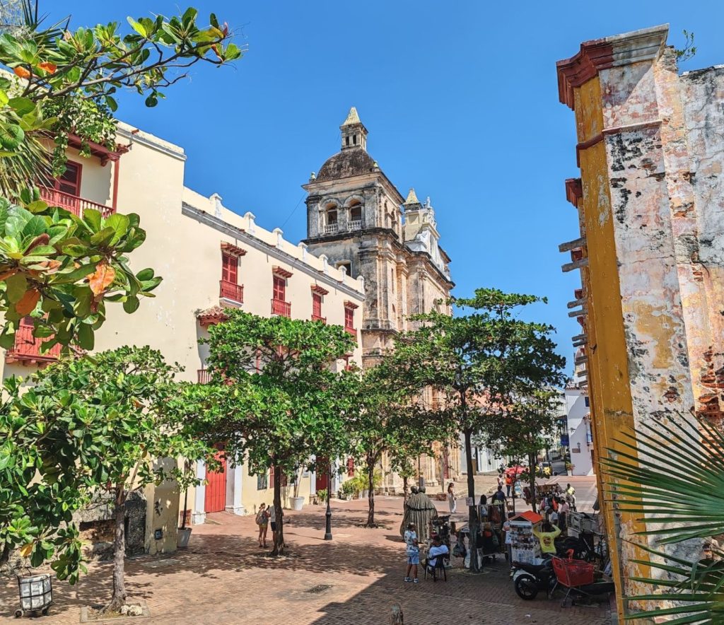 Street view in the historical center of Cartagena, Colombia | FinnsAway Nomad Travels