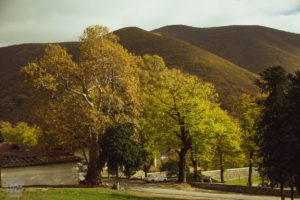 First impressions of Azerbaijan, after crossing the Matsimi-Postbina border and arriving in beautiful Shaki. Friendly people, old Ladas, mountain views. | FinnsAway Travel Blog